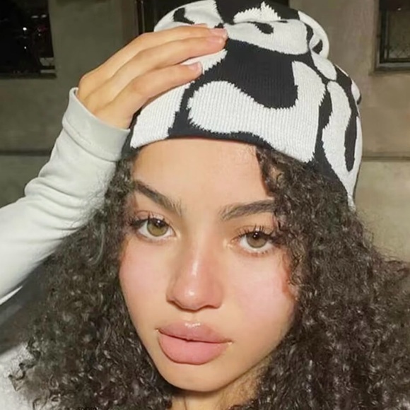 NIB Women’s Y2K Beanie, Black/White - Picture 3 of 3